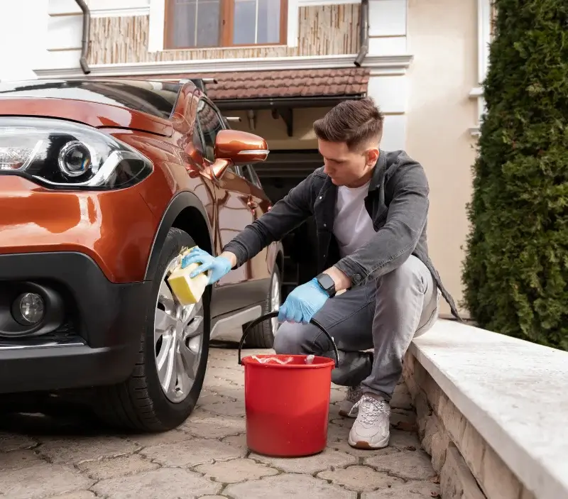 Lavage auto à domicile Le Thor : professionnel intervenant sur un véhicule